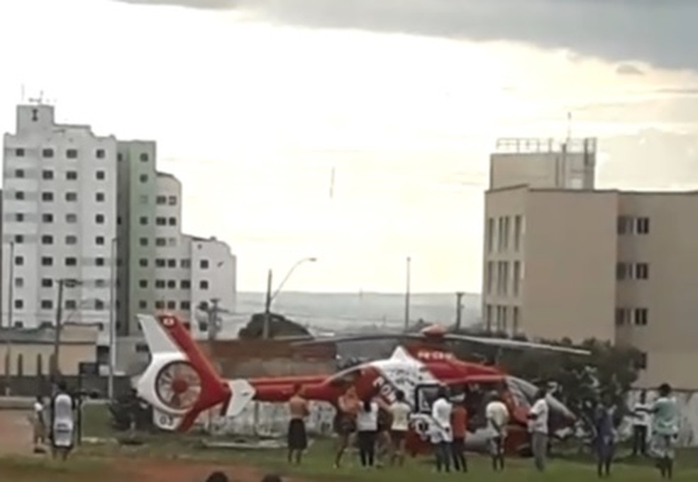 Menino de 13 anos, atingido por raio no DF, é levado de helicóptero para hospital — Foto: Arquivo pessoal