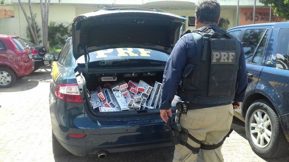 PRF apreende maços de cigarros contrabandeados na BR-101, em Campos (Foto: Divulgação/PRF)