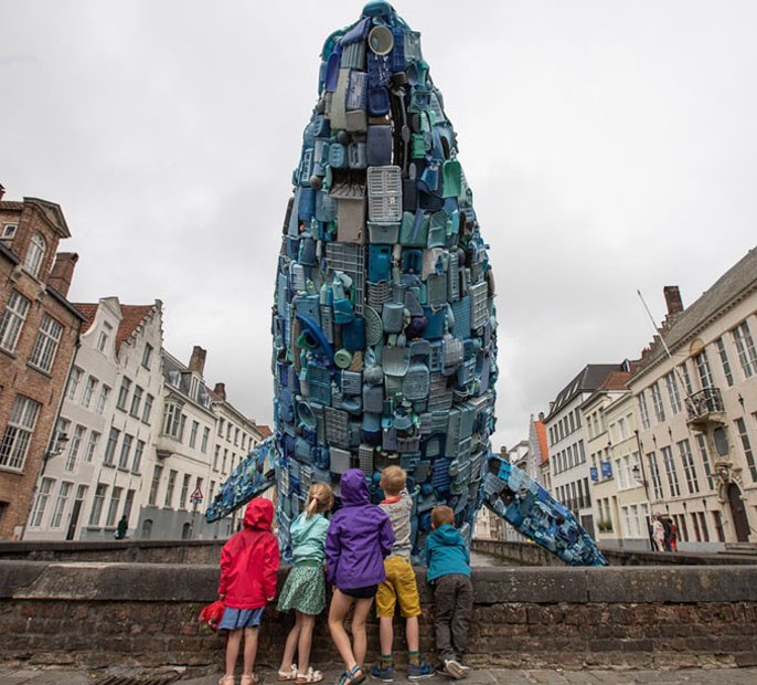 Baleia gigante de plástico é atração em cidade na Bélgica (Foto: Reprodução)