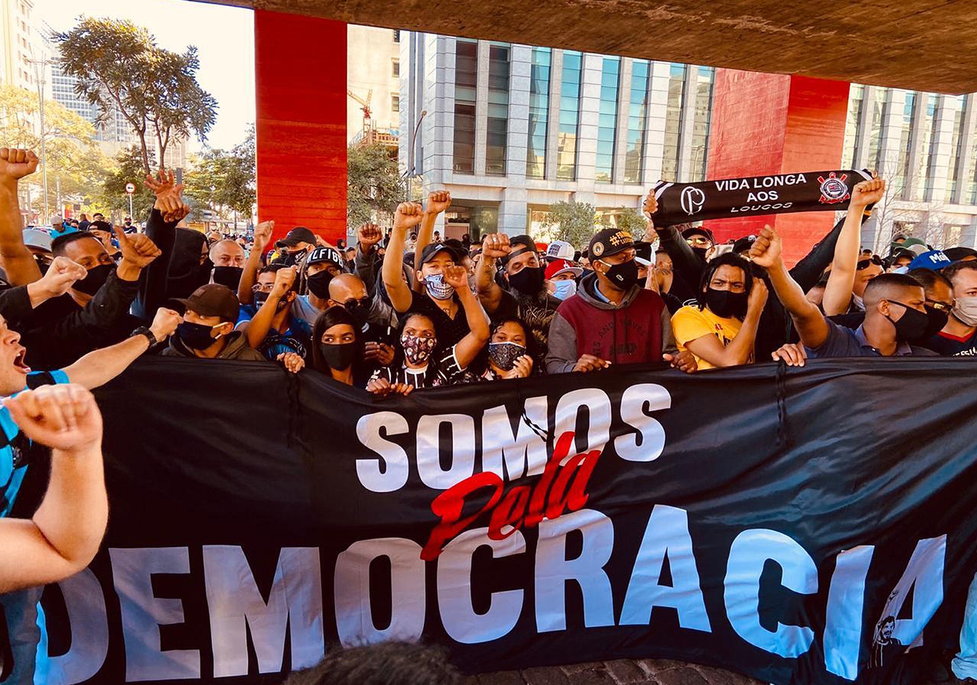 Gol pela democracia: Torcedores em manifestação pela democracia na Av. Paulista, no dia 31 de maio (Foto: Marlene Bergamos/Folhapress)