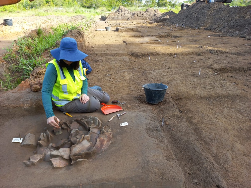 Arqueóloga em escavação de sítio arqueológico em Macapá — Foto: Iepa/Divulgação