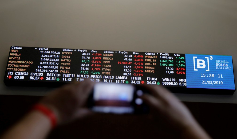 Painel na sede da B3, em São Paulo: número de investidores pessoas físicas na bolsa de valores quase dobrou em 2020. — Foto: Nacho Doce/Reuters