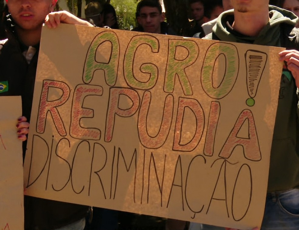 Estudantes da UEPG fazem protesto contra racismo e contra alunos que trocaram mensagens racistas em grupo de aplicativo — Foto: Reprodução/RPC