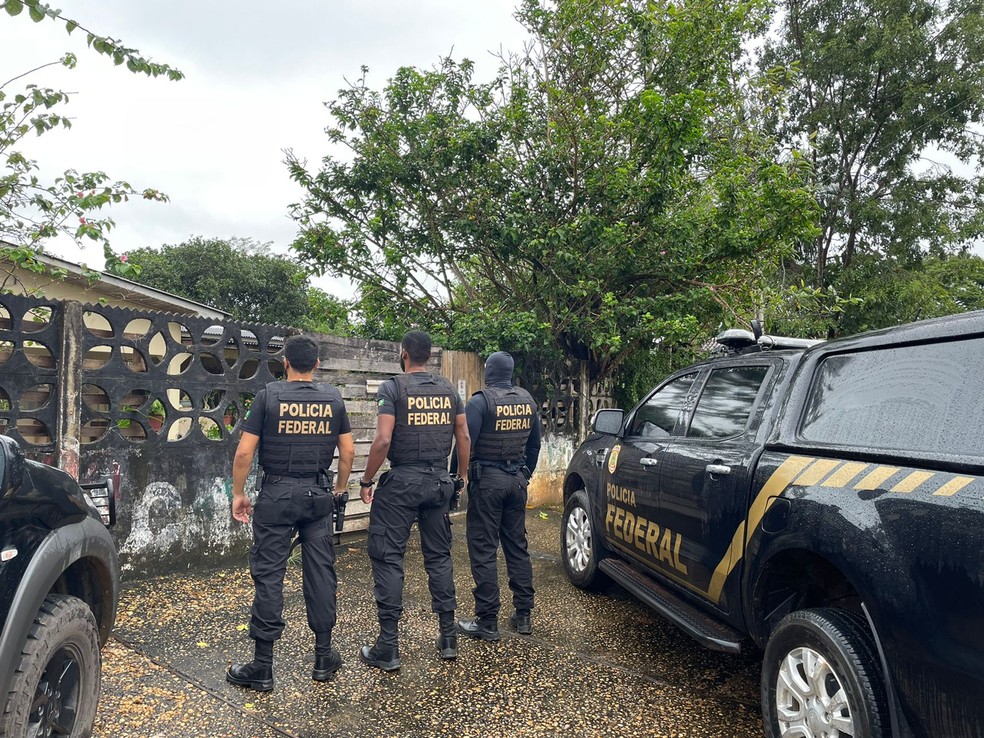 Agentes da PF cumprem mandados de busca em Ji-Paraná — Foto: Divulgação/PF