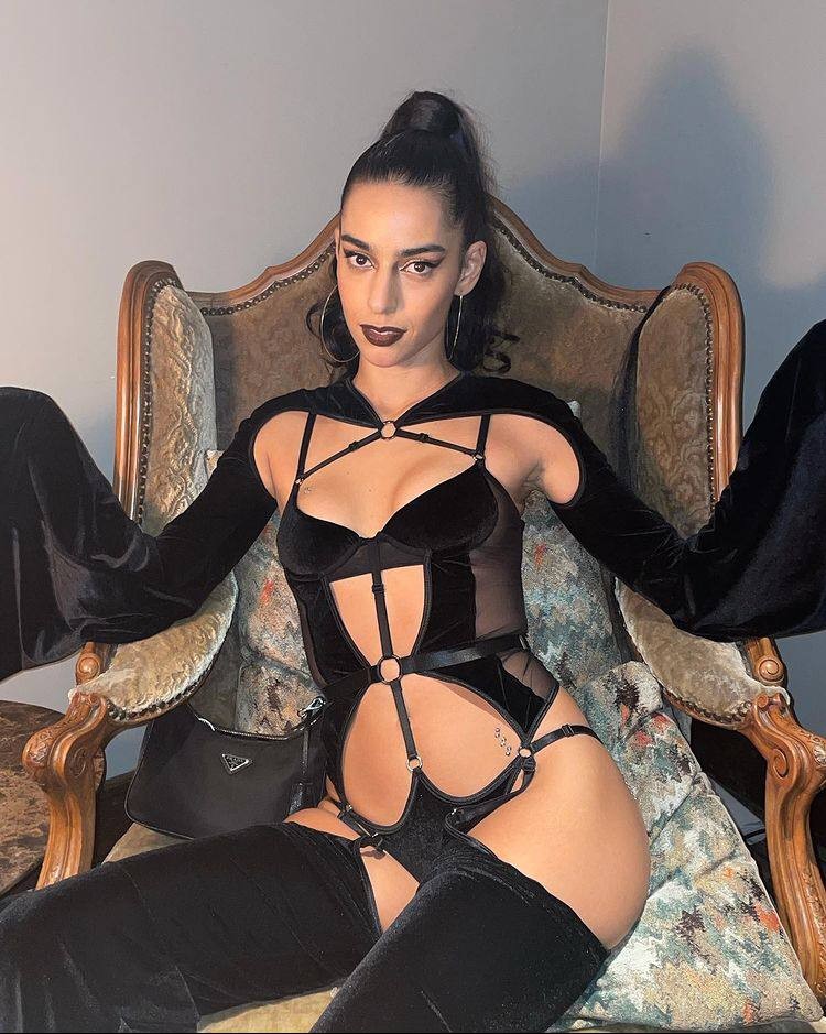 Marina Sena usou as roupas da marca para as suas apresentações na Europa: 'É a minha cara' (Foto: Reprodução / Instagram)