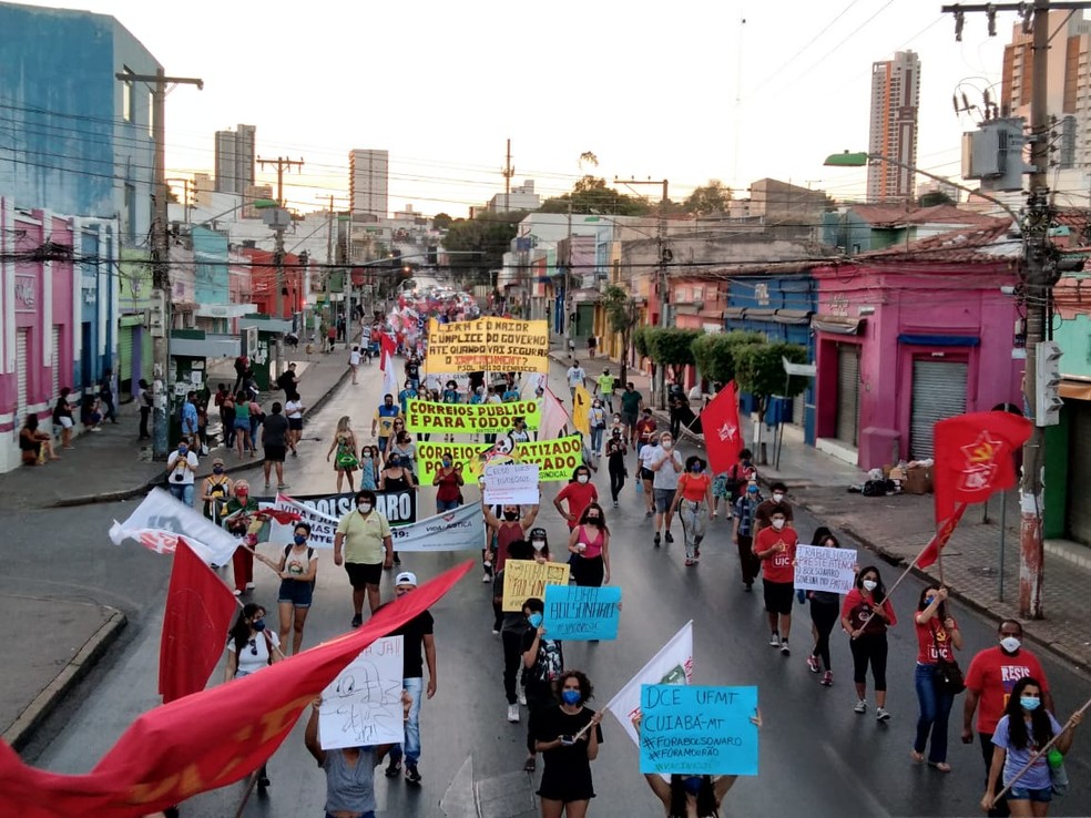 Manifestantes percorrem ruas de Cuiabá — Foto: Assessoria Adufmat