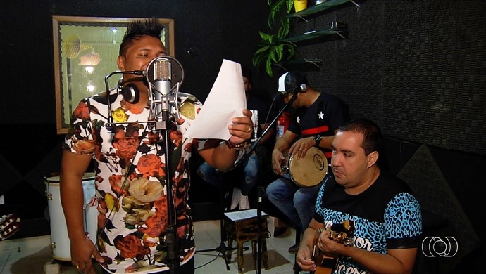 Banda Quero Mais apresenta música para o quadro "Vem, Thaís!" (Foto: Reprodução / TV Anhanguera)