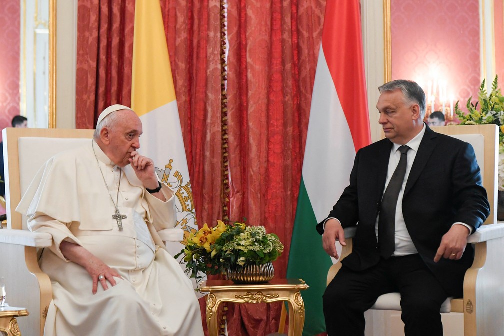 Papa Francisco em encontro com Viktor Orb&aacute;n, na Hungria, em 28 de abril de 2023 &mdash; Foto: Vatican Media/&shy;Handout via REUTERS
