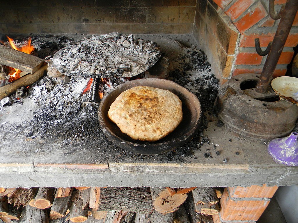 Pogača - pão assado na brasa (Foto: Laslovarga / WikimediaCommons / CreativeCommons)
