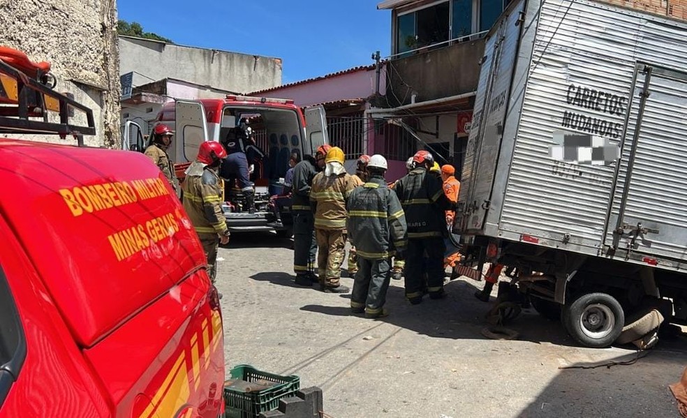 Acidente aconteceu na manhã deste domingo (27) — Foto: Corpo de Bombeiros
