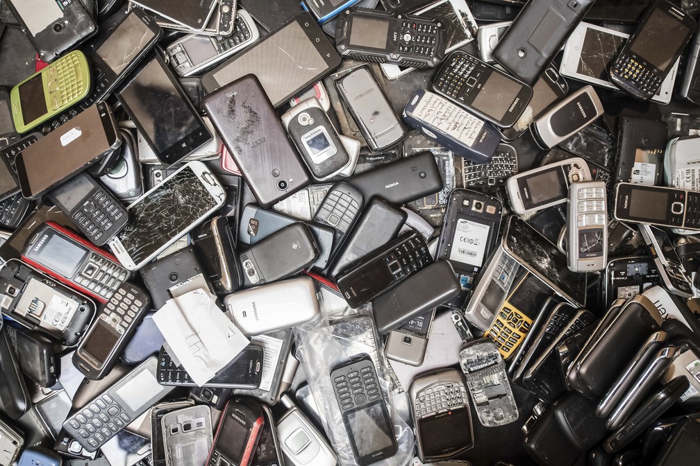 Estudo calcula que em 2030 a quantidade global anual de lixo eletrônico poderá passar dos 74 milhões de toneladas — Foto: Geert Vanden Wijngaert/AP