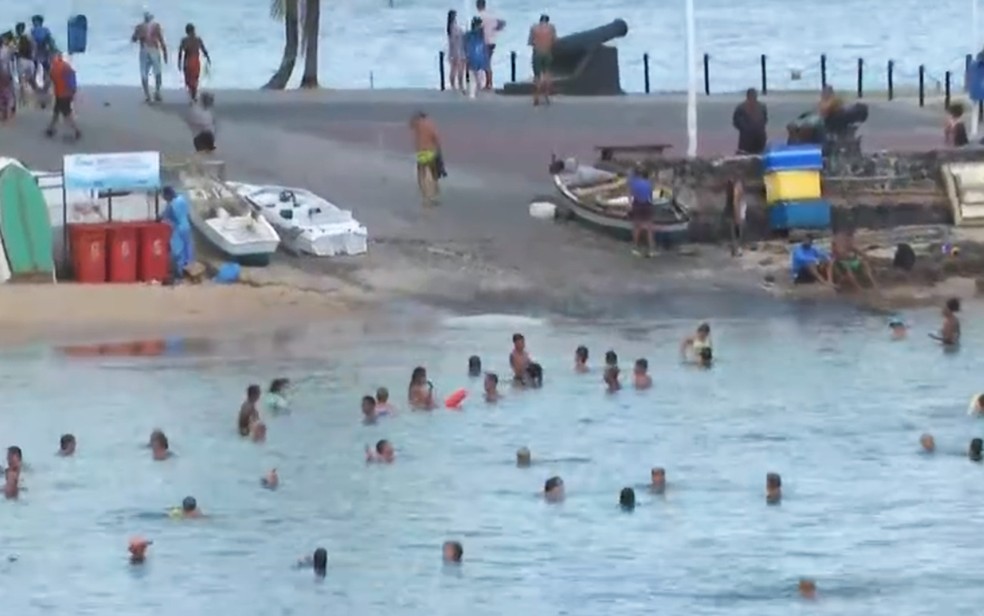 Público tomando banho no mar do Porto da Barra neste sábado (3), mesmo com decreto que proíbe acesso às praias — Foto: Reprodução/Bahia