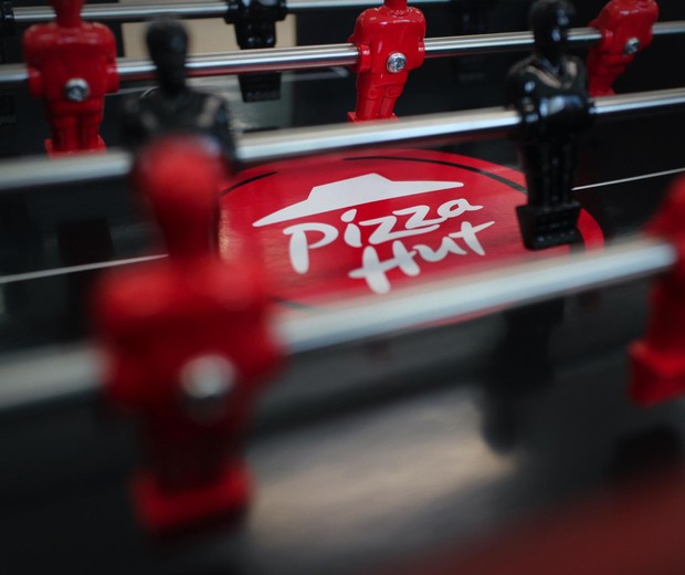 Pizza Hut transforma tampa de caixa de pizza em mesa de pebolim (Foto: Pizza Hut / Ogilvy )
