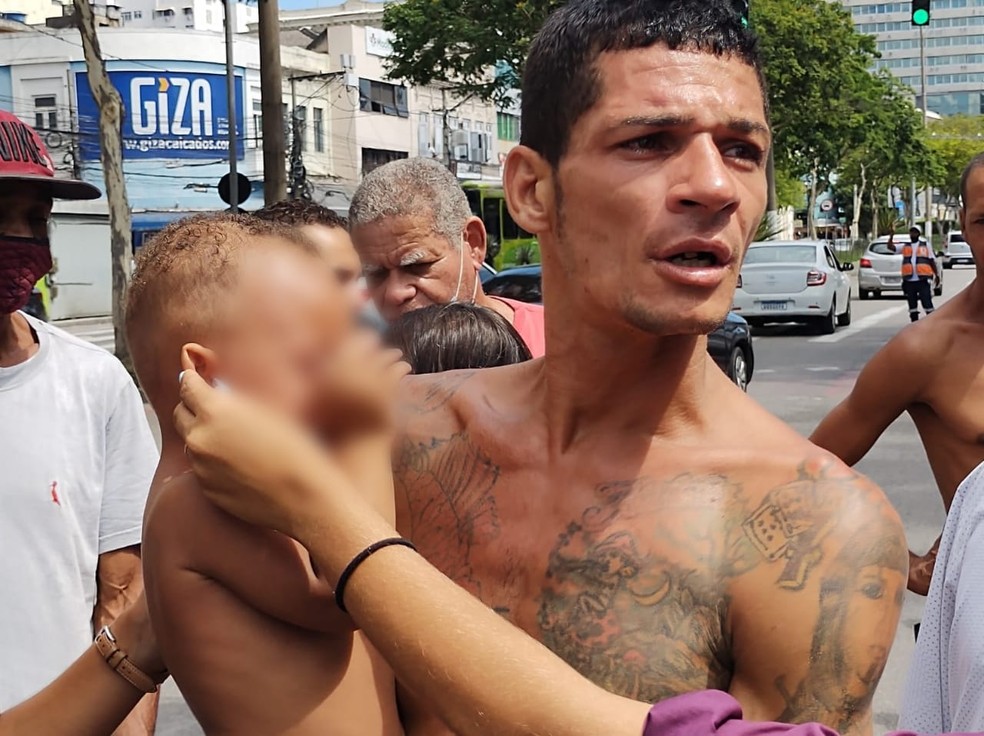 John Peter Rodrigues Paulo reclamou que guardas de Niterói usaram spray de pimenta na direção de seu filho — Foto: Raoni Alves/g1