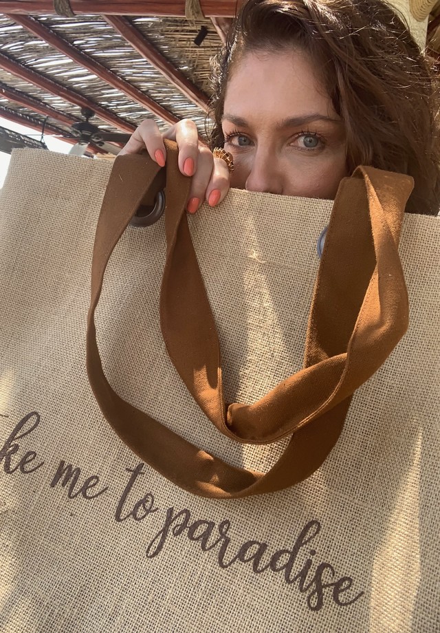 Mimo: o Las Ventanas presenteia com bolsa exclusiva com as iniciais do seu nome bordadas (Foto: arquivo pessoal/Camilla Guebur)
