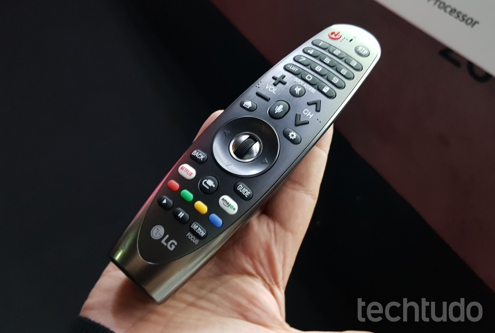 Comandos de voz em Smart TVs são práticos, mas podem coletar dados considerados invasivos — Foto: Tainah Tavares/TechTudo