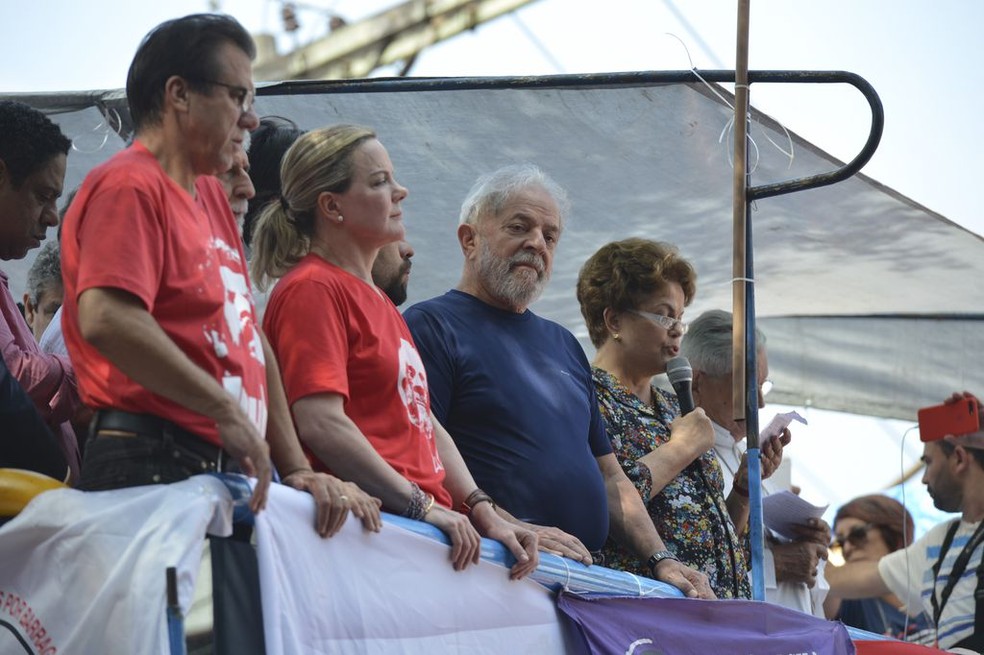 O ex-presidente Luiz Inácio Lula da Silva, ao lado da presidente do PT, senadora Gleisi Hoffmann (esq.), e da ex-presidente Dilma Rousseff, durante ato em São Bernardo, em abril, antes de se entregar à Polícia Federal (Foto: Rovena Rosa / Agência Brasil)