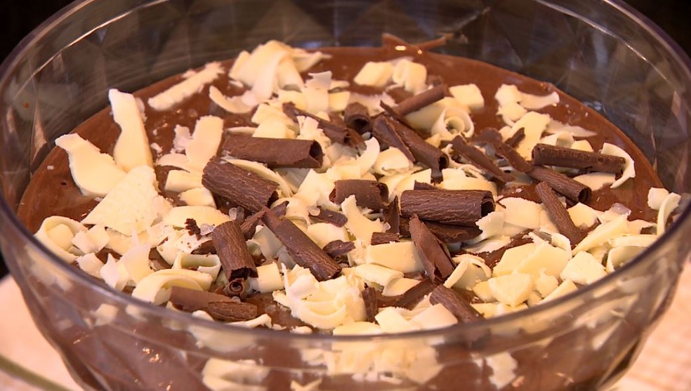 Aprenda a preparar um mousse de chocolate— Foto: Toni Mendes/TG