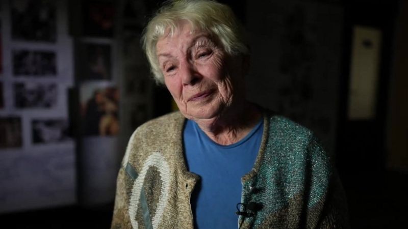 Tatiana Zabramnaya, sobrevivente do Holocausto, diz que sua família está retida em Kiev (Foto: BBC News)