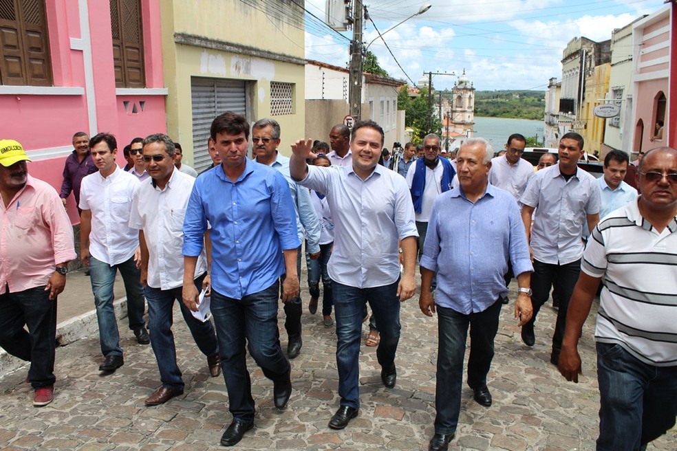 Governador Renan Filho (ao centro) e o governador Jackson Barreto (à direita, ao lado de Renan Filho) durante solenidade (Foto: Divulgação/Roberto Miranda)