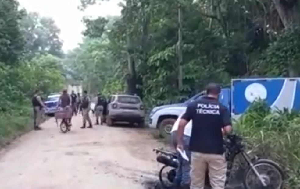 Corpos foram encontrados na estrada de Mutuns — Foto: TV Santa Cruz