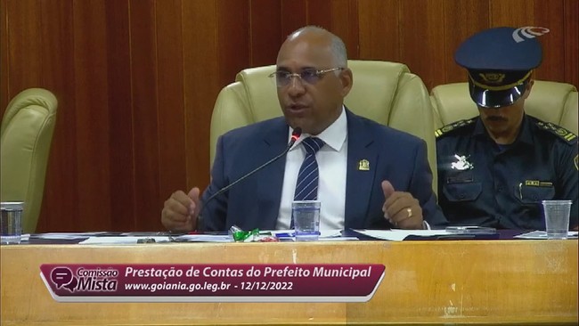 Prefeito de Goinia diz que livros em salas provocam sinusite em crianas