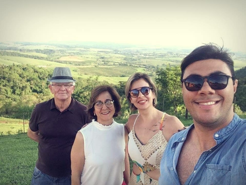 Jhonatas (à frente) teve dificuldades em ligar para família e dizer que estava bem após o acidente em Botucatu — Foto: Arquivo pessoal