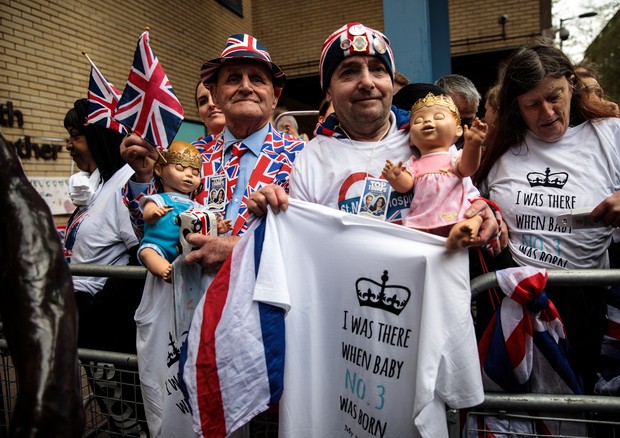 LONDON, ENGLAND - APRIL 23: Royal fans wait behind barriers outside St Mary's Hospital ahead of the birth of the Duke & Duchess of Cambridge's third child on April 23, 2018 in London, England. Catherine, Duchess of Cambridge has this morning been admitted (Foto: Getty Images)