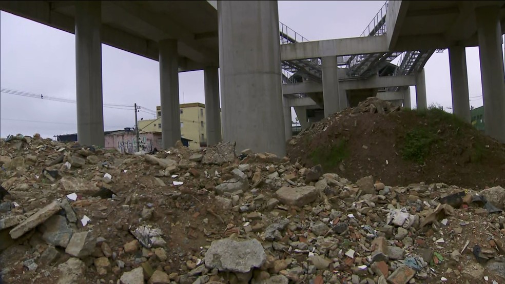 Restos de obras em estações do monotrilho — Foto: TV Globo/reprodução