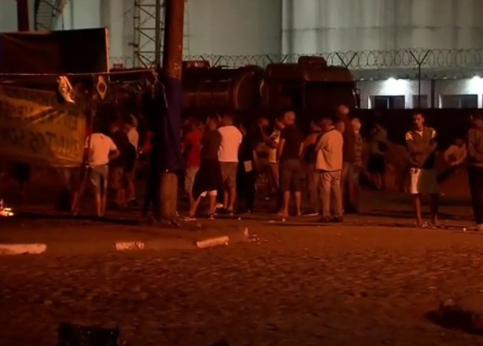 Caminhoneiros mantêm vigília nos acessos ao Porto de Santos, SP. (Foto: Reprodução/TV Tribuna)