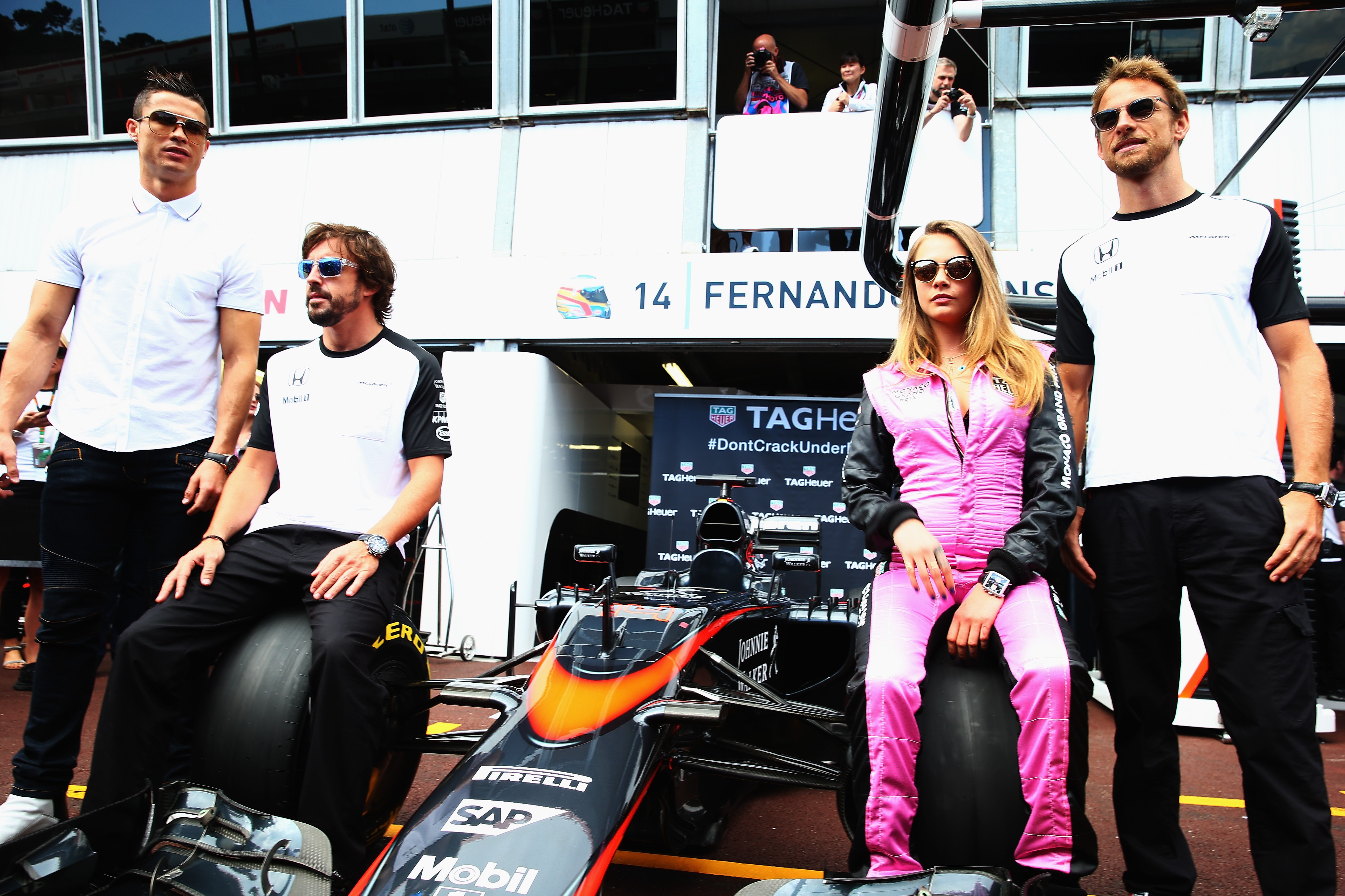 Com os pilotos Fernando Alonso e Jason Button, da McLaren (Foto: Getty Images)