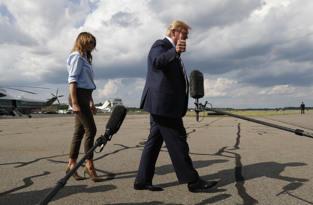 O presidente americano, Donald Trump, e a esposa, Melania, andam em direção à imprensa antes de o presidente falar neste domingo (4), em Morristown, Nova Jérsei. — Foto: Jacquelyn Martin/AP