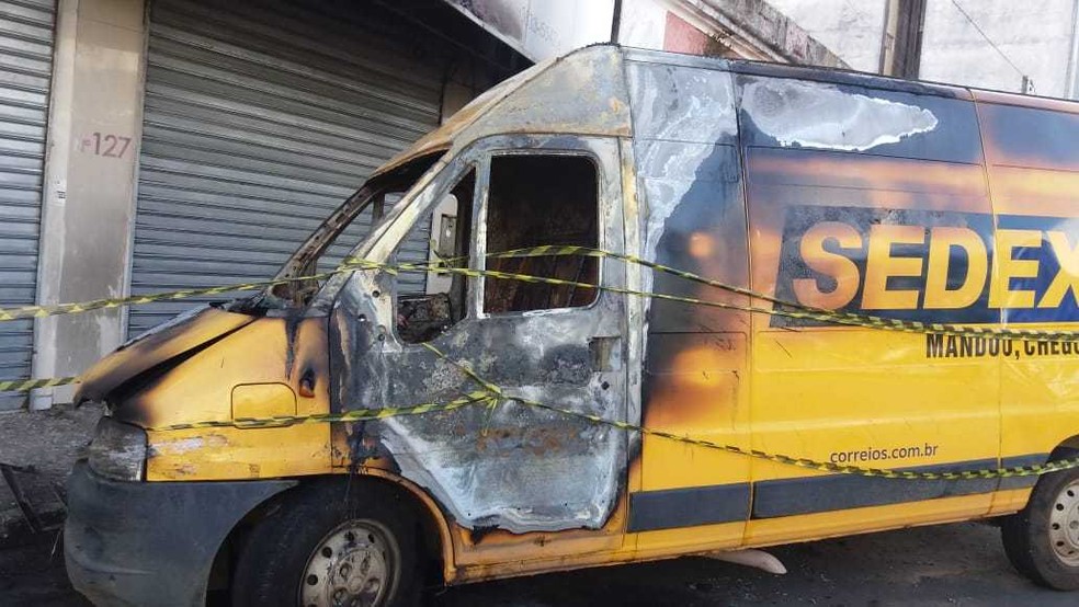 Um carro do Sedex ficou destruÃ­do apÃ³s ser incÃªndiado na cidade de IlhÃ©us, na noite de quinta-feira (24). NinguÃ©m foi preso.  â€” Foto: Arquivo Pessoal