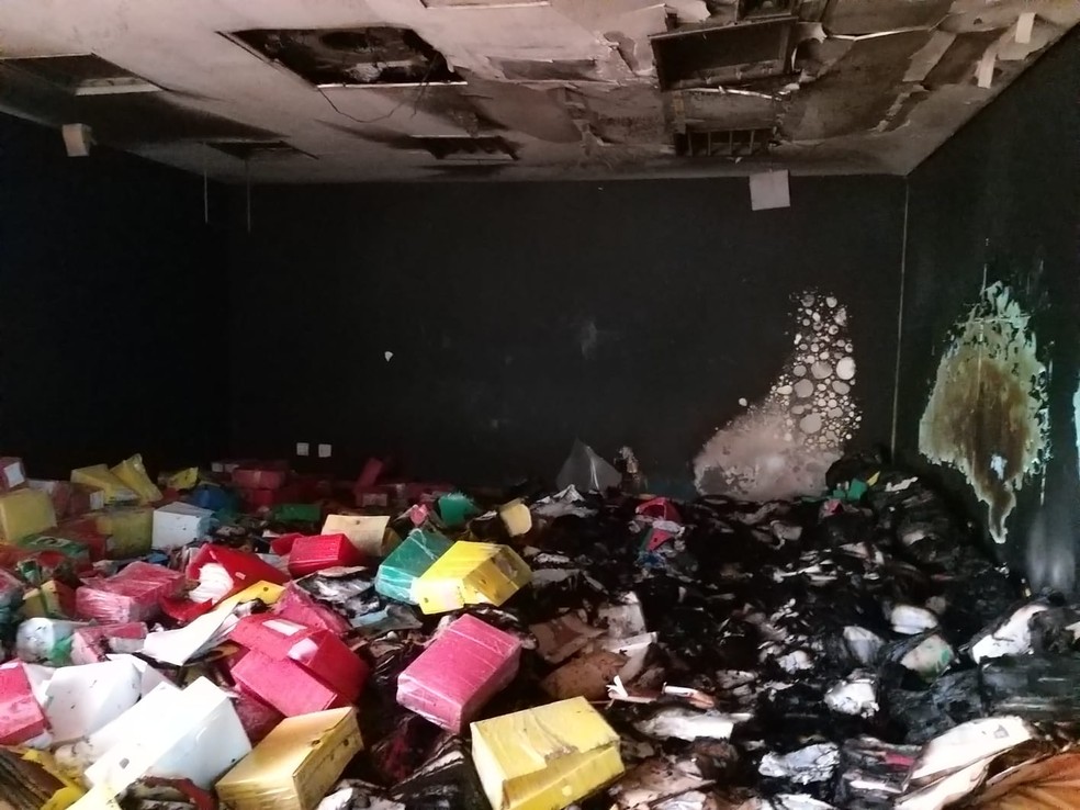 Biblioteca da Floresta é atingida por incêndio em Rio Branco — Foto: Elderico Silva/Rede Amazônica