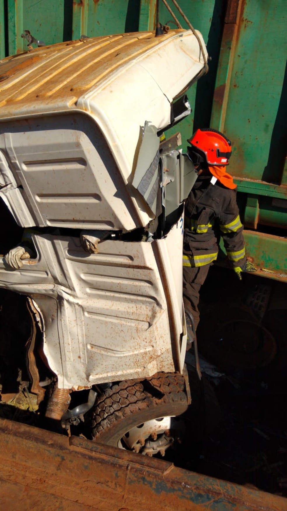 Resgate de um dos motorista preso às ferragens durou cerca de seis horas, segundo os bombeiros — Foto: J. Serafim/Divulgação
