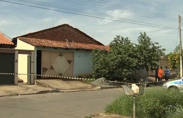 Pedreiro foi morto na porta de casa e corpo levou mais de 5h para ser recolhido, em Goiás (Foto: Reprodução/TV Anhanguera)