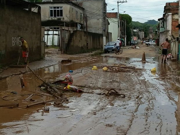 Rua do bairro Nova Esperança ficou cheia de lama após a chuva de domingo (Foto: Ádison Ramos/TV Rio Sul)