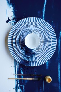 O lançamento da Nusa Dua é a Coleção Royal Stripes, fabricada pelo Pip Studio. Com traços simples e marcantes em um doce azul royal e branco, a linha tem pratos redondos e disformes