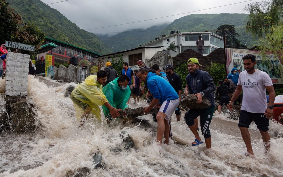 As inundações nos fazem entrar em contato com vários patógenos que causam doenças — Foto: AP Photo/Ashwini Bhatia