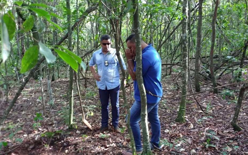 Foto mostra momento em que Rafael Silva indicou local onde enterrou corpo de amigo, diz polícia (Foto: Divulgação/Polícia Civil)