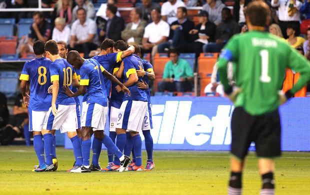 Leandro Damião comemora gol do Brasil contra a Suécia (Foto: Mowa Press)