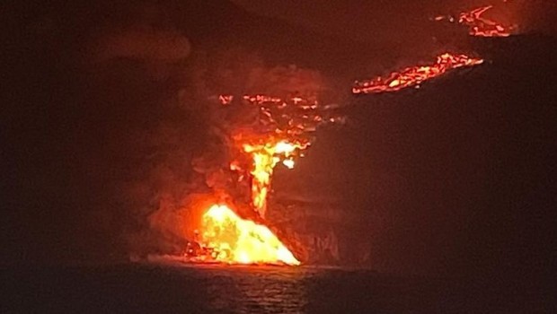 BBC- Colunas enormes de vapor d'água se formam no contato da lava, a 900 graus celsius, com a água salgada, a 23 graus celsius (Foto: IEO via BBC News Mundo)