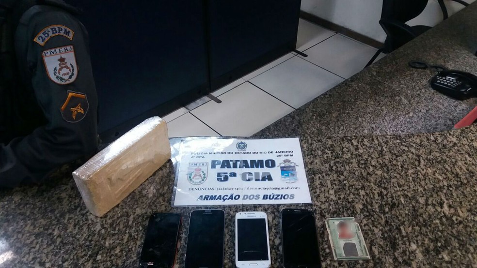 Droga apreendida em Búzios, RJ, foi encaminhada para a delegacia da cidade (Foto: Polícia Militar/Divulgação)