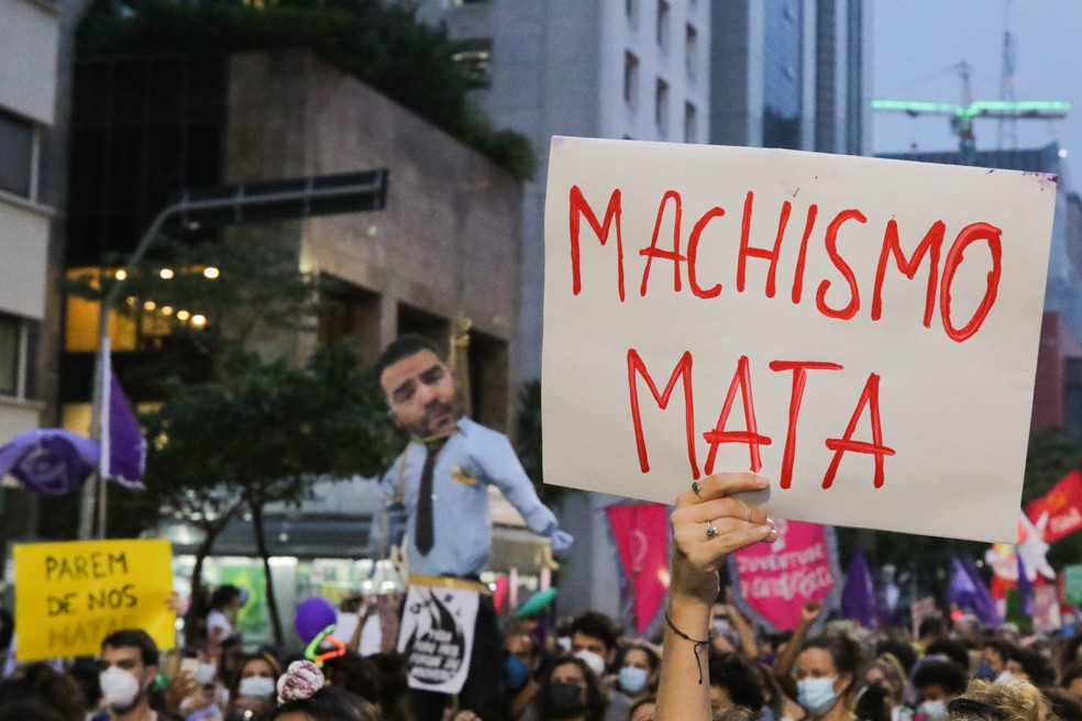 Manifestantes na Avenida Paulista, centro de São Paulo, nesta terça-feira, 8 de março de 2022, para a Marcha pelo Dia Internacional das Mulheres — Foto:  PAULO GUERETA/ZIMEL PRESS/ESTADÃO CONTEÚDO