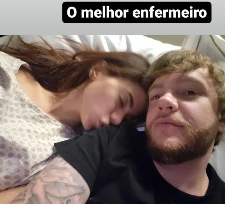 Anitta posa ao lado do namorado no hospital (Foto: Reprodução/Instagram)