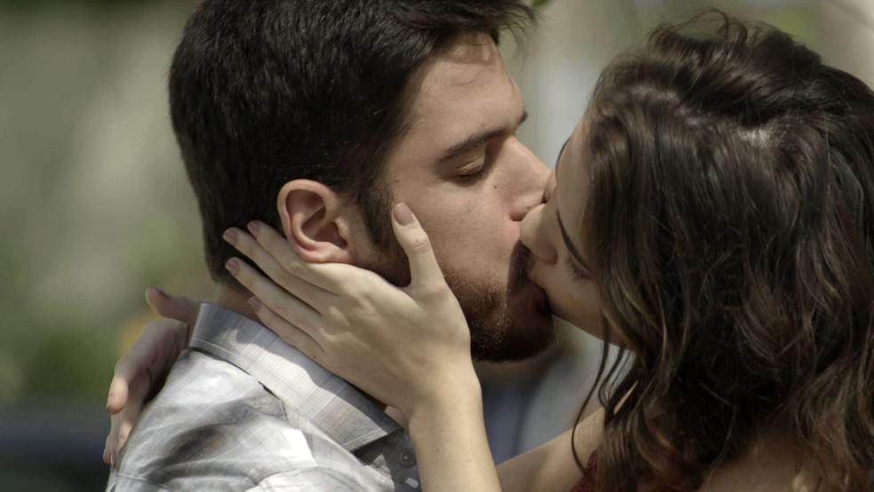 Zeca beija outra mulher (Foto: TV Globo)