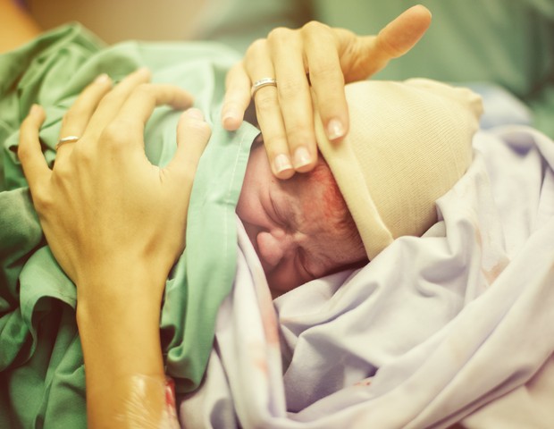 Bebê momentos após o nascimento (Foto: Thinkstock)