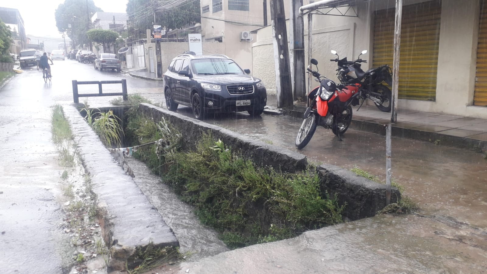 Adolescente que voltava da escola morre após ser arrastado para canal durante chuvas fortes em Camaragibe