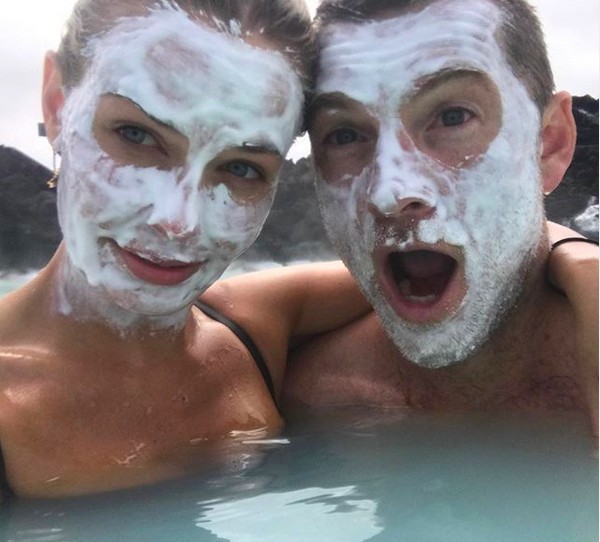 O ator Sam Worthington e a esposa, a modelo Lara Bingle (Foto: Instagram)