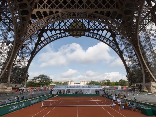 As 10 quadras de tênis mais bonitas do mundo - torre eiffell (Foto: Divulgação/Site oficial Roland Garros)